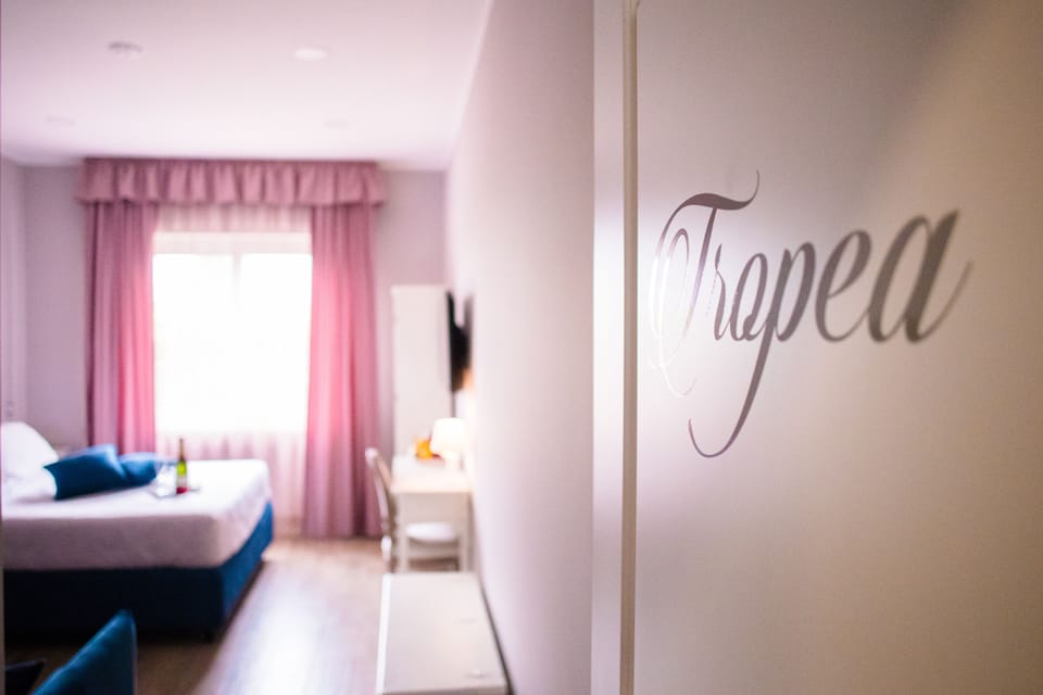 Luxury Quadruple Room (Tropea) | Egyptian cotton sheets, premium bedding, down comforters