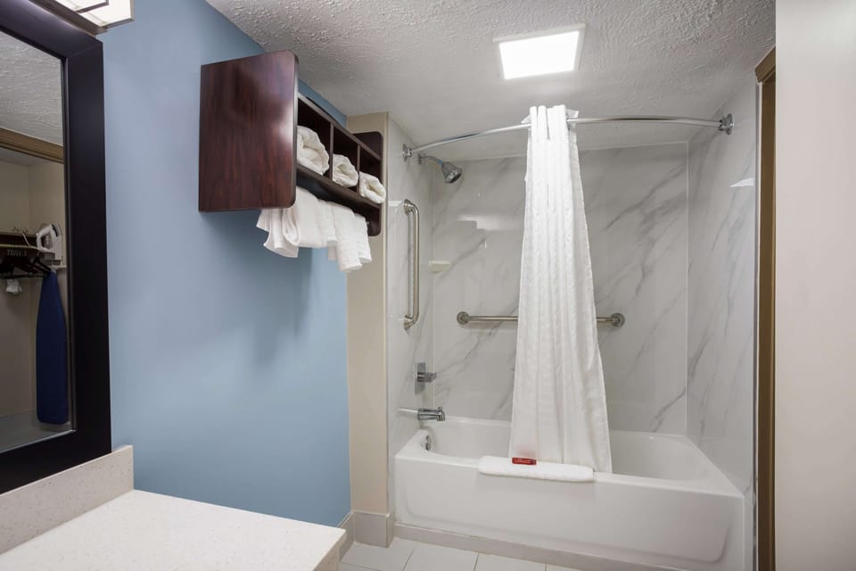 Standard Room, 1 Queen Bed, Non Smoking, Refrigerator & Microwave | Bathroom | Combined shower/tub, hydromassage showerhead, free toiletries