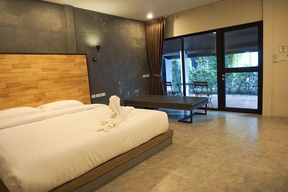 Deluxe Room | Blackout drapes, free WiFi