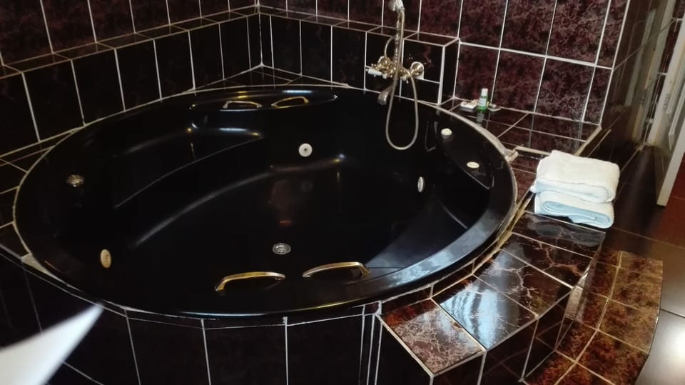 Executive Suite, 1 Queen Bed, Jetted Tub, Garden View | Jetted tub