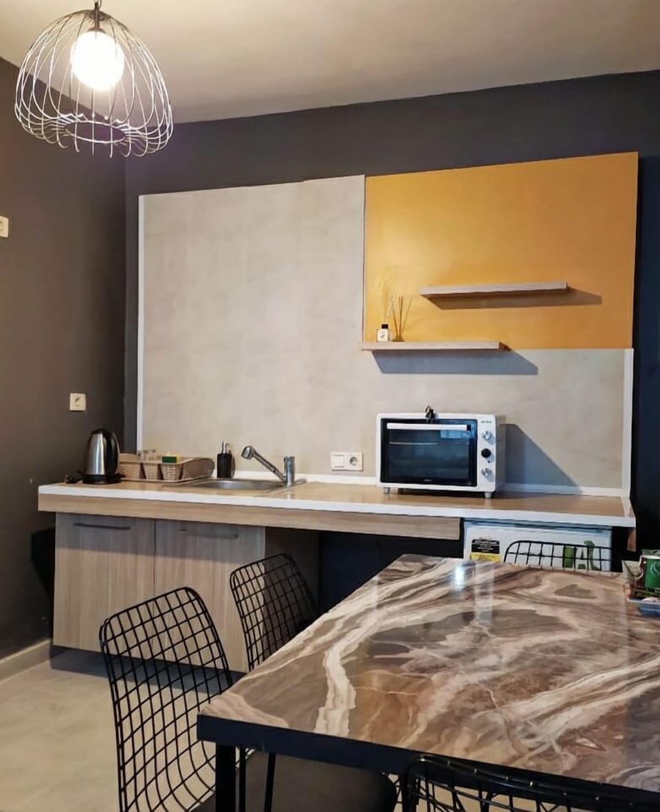 Condo, 2 Queen Beds | Private kitchen | Fridge, microwave, oven, stovetop