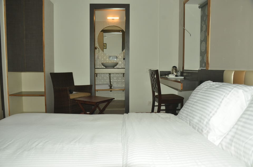 Executive Double A/C Room | Egyptian cotton sheets, premium bedding, down comforters