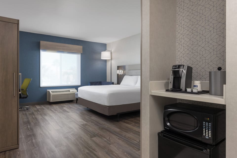 Standard Room, 1 King Bed, Accessible (Comm) | Blackout drapes, iron/ironing board, cribs (surcharge)