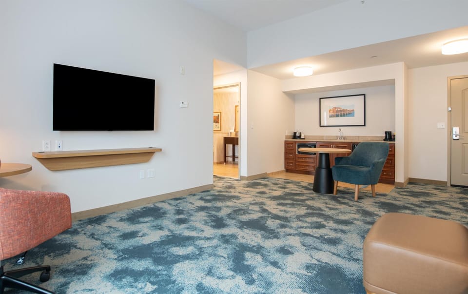 Suite, 1 King Bed with Sofa bed, Non Smoking | Minibar