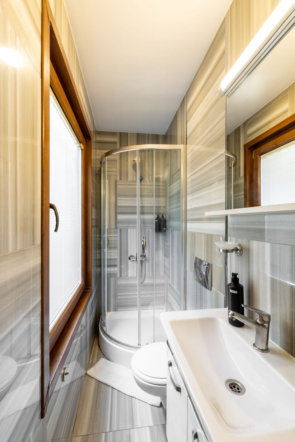 Standard Room | Bathroom | Shower, hair dryer, slippers, towels