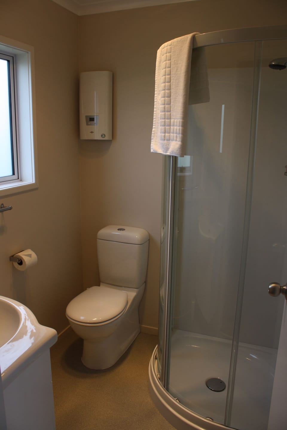 Comfort Twin Room, 2 Twin Beds | Bathroom | Shower, rainfall showerhead, free toiletries, hair dryer