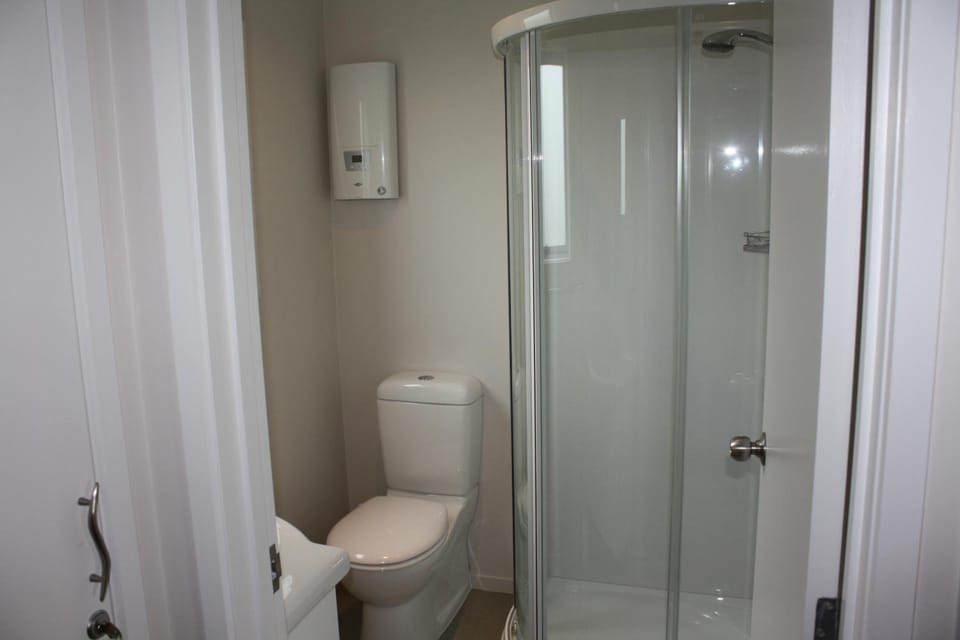 Shower, rainfall showerhead, free toiletries, hair dryer