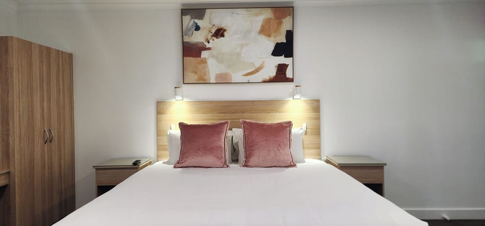 King Spa Chalet | Iron/ironing board, bed sheets