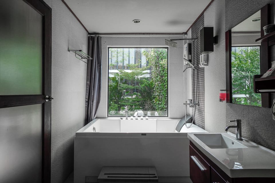 River Wing | Bathroom | Free toiletries, hair dryer, towels