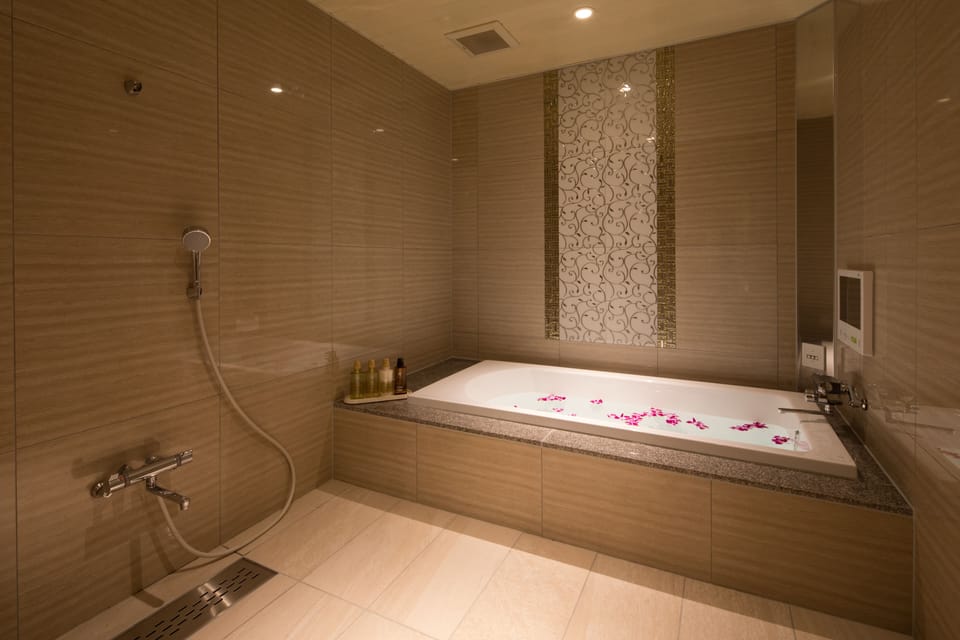 Standard Double Room | Bathroom | Separate tub and shower, jetted tub, free toiletries, hair dryer