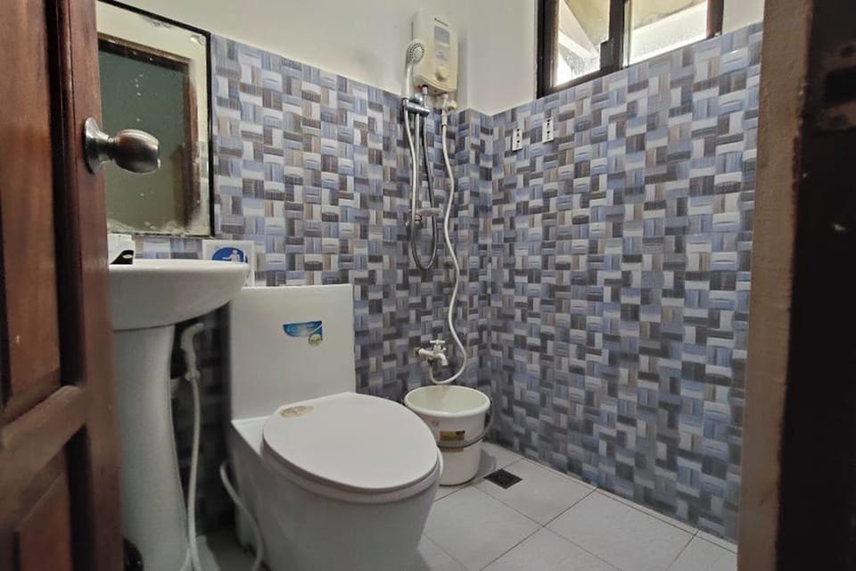 Standard Room | Bathroom | Shower, rainfall showerhead, free toiletries, slippers