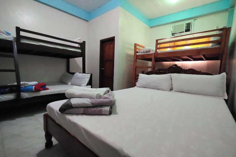 Family Room for 9 | Desk, WiFi (free), bed sheets