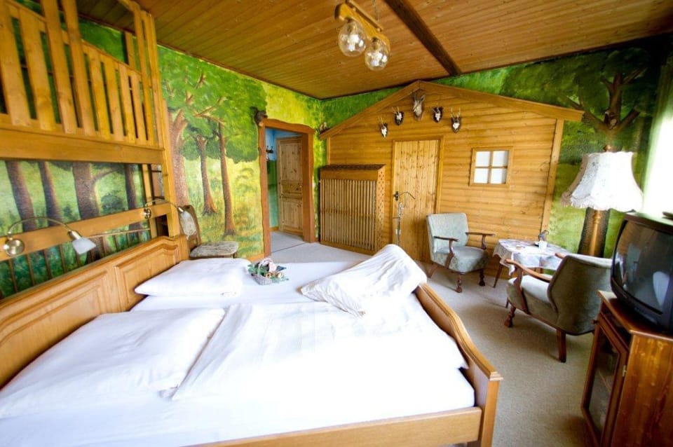 Family Room for 4 people | Minibar, desk, WiFi (free), individually decorated