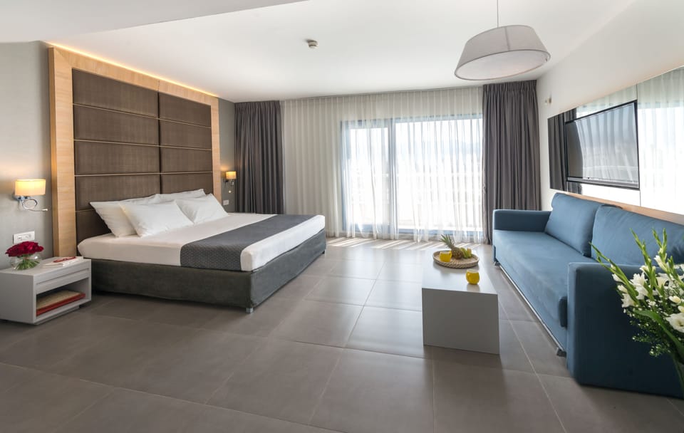 Superior Room | Memory foam beds, minibar, in-room safe, free WiFi