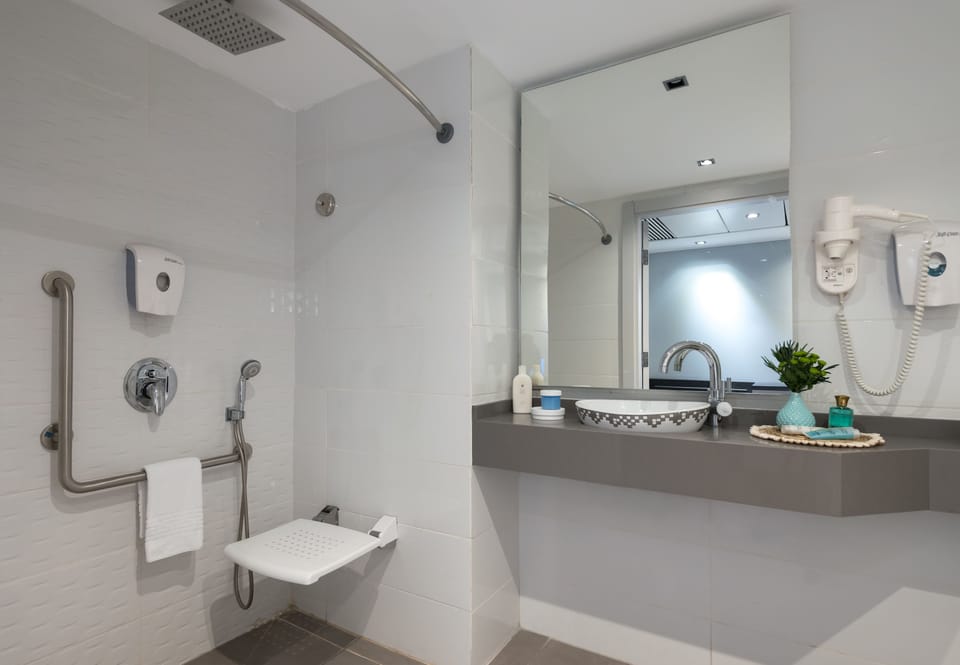 Bathtub, free toiletries, hair dryer, towels