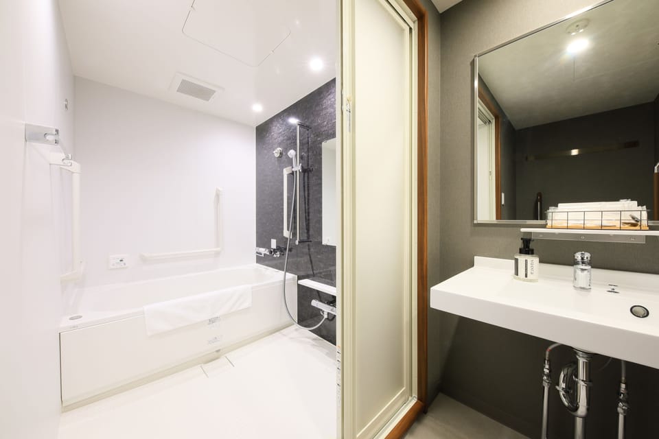 Deluxe Twin Room, Non Smoking | Bathroom | Combined shower/tub, free toiletries, bathrobes, slippers