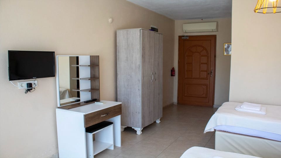 Travel crib, free WiFi, bed sheets