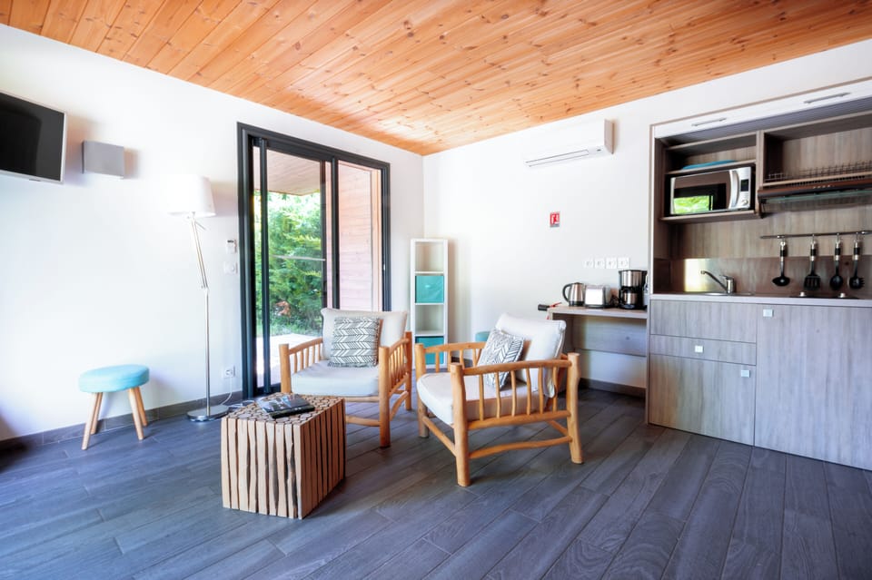 Eco lodge | Private kitchen | Shared fridge