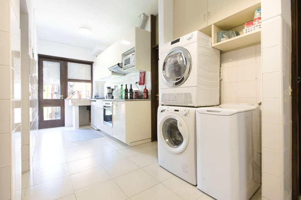 Comfort Apartment, 5 Bedrooms, Balcony, City View | Private kitchen | Fridge, microwave, oven, stovetop