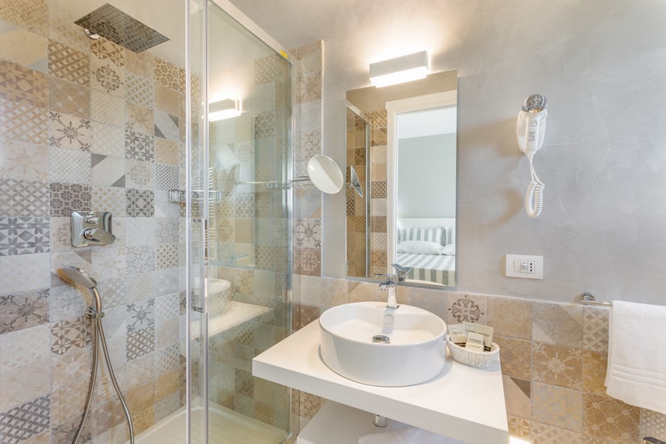 Shower, rainfall showerhead, free toiletries, hair dryer