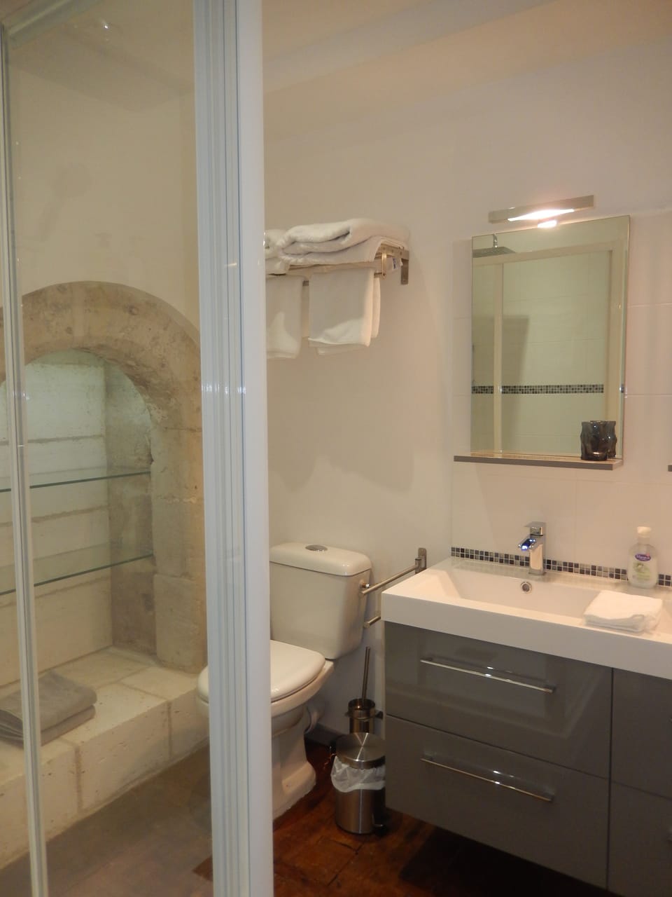 Deluxe Room, 1 Double Bed, Park View | Bathroom | Shower, free toiletries, towels