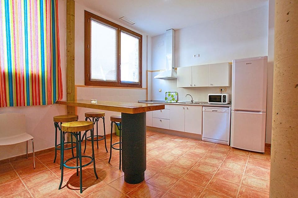 House, 4 Bedrooms | Private kitchen | Full-size fridge, microwave, oven, stovetop