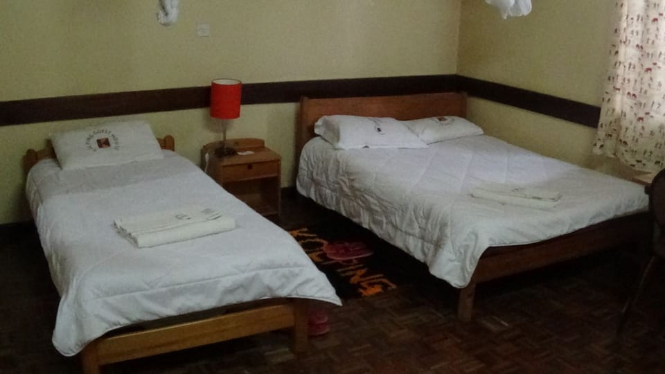 Twin Room | Desk, blackout drapes, bed sheets
