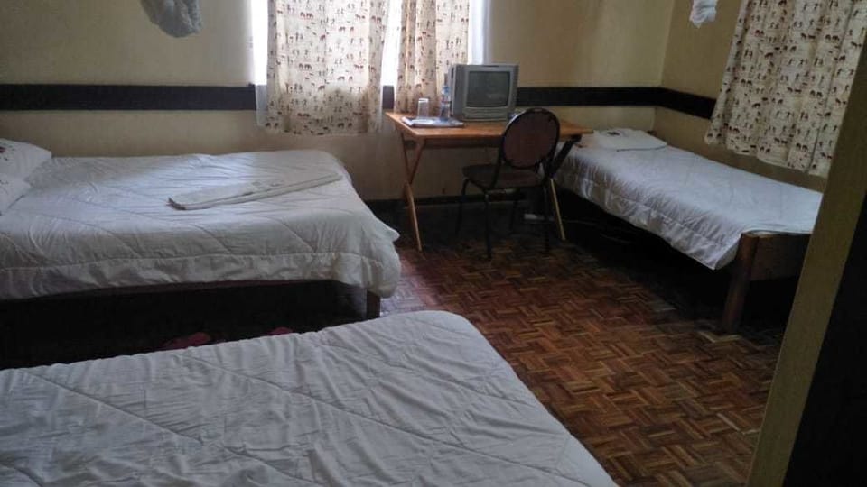 Triple Room | Desk, blackout drapes, bed sheets