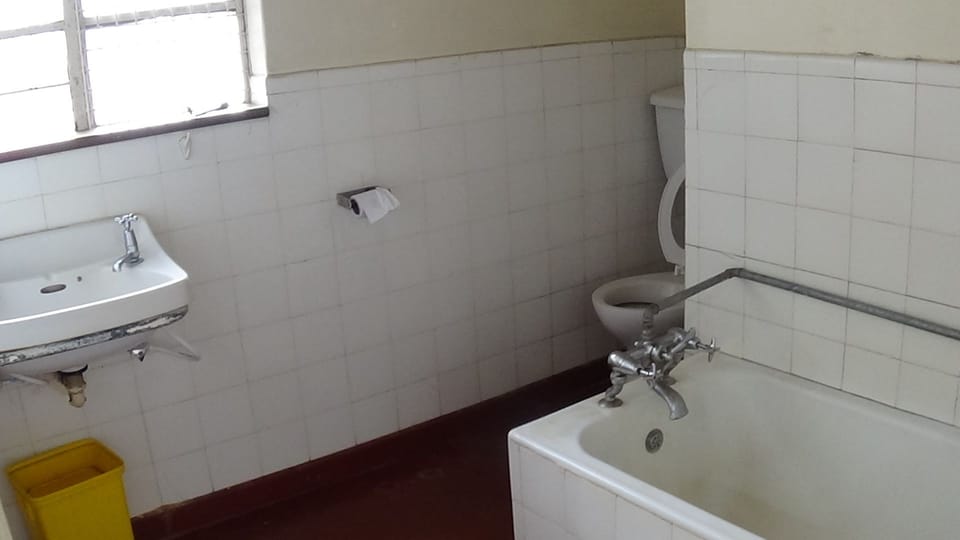 Shower, rainfall showerhead, free toiletries, towels