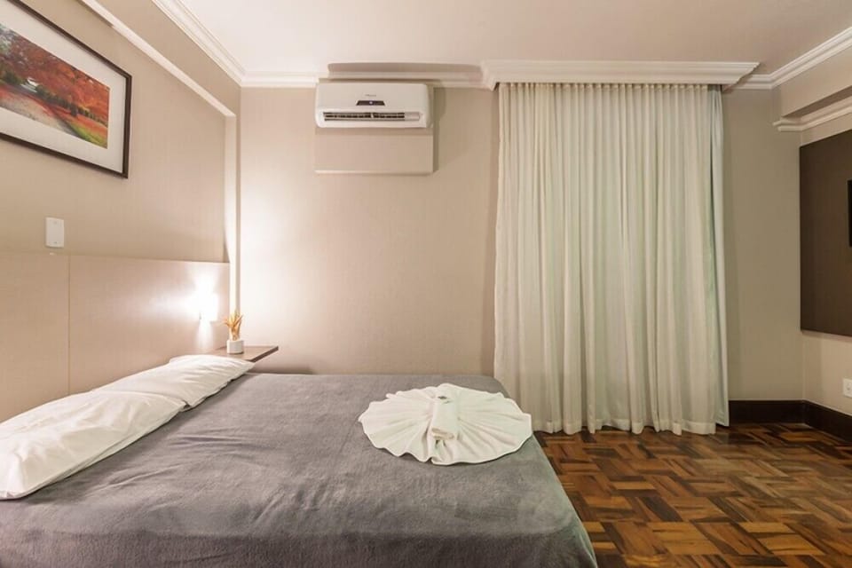 Minibar, desk, blackout drapes, WiFi (free)