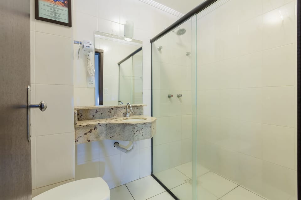 Combined shower/tub, rainfall showerhead, towels, soap