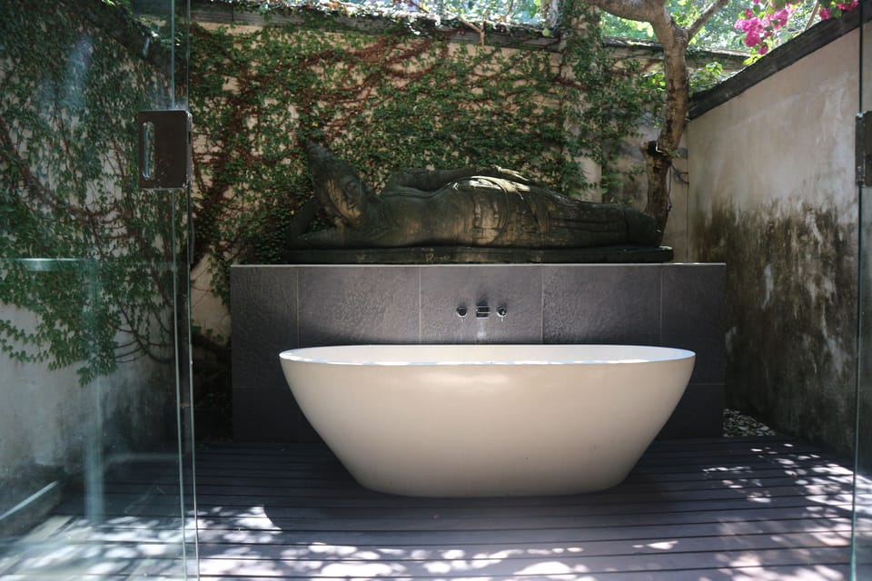 Separate tub and shower, deep soaking tub, free toiletries, hair dryer