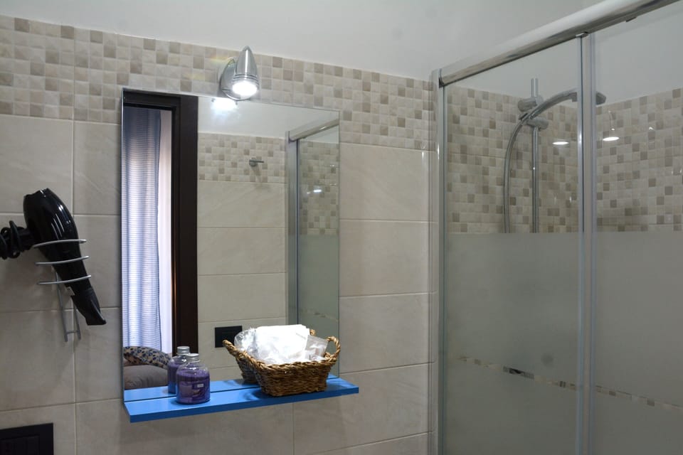 Traditional Double Room | Bathroom | Shower, rainfall showerhead, free toiletries, hair dryer