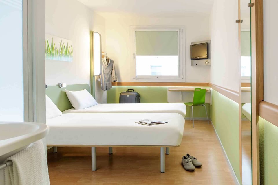 Desk, soundproofing, free WiFi, bed sheets