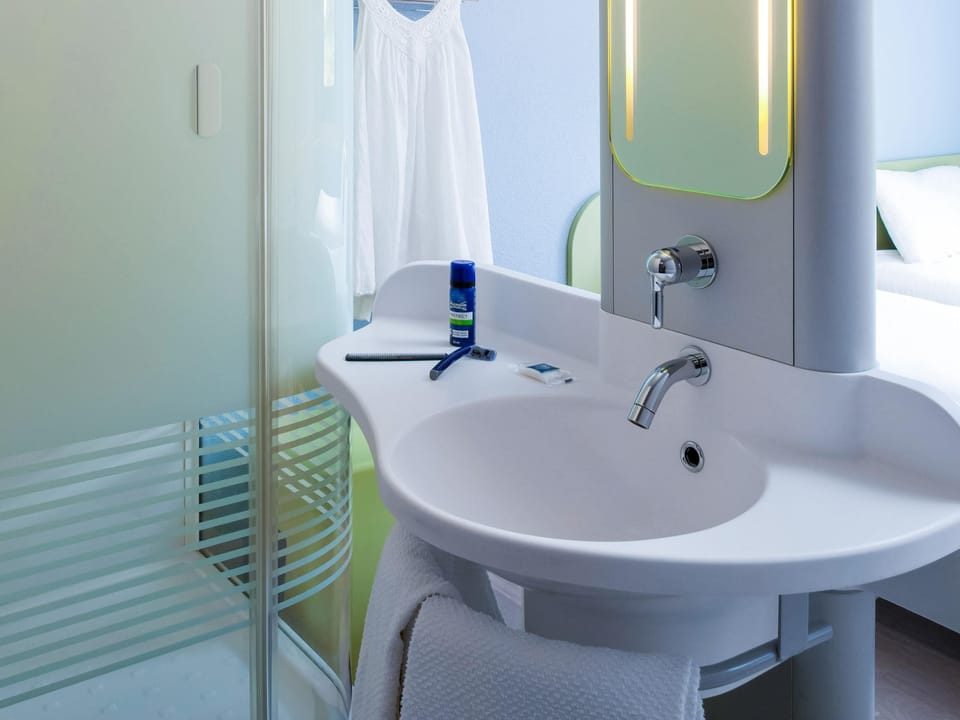 Triple Room, Multiple Beds | Desk, soundproofing, free WiFi, bed sheets