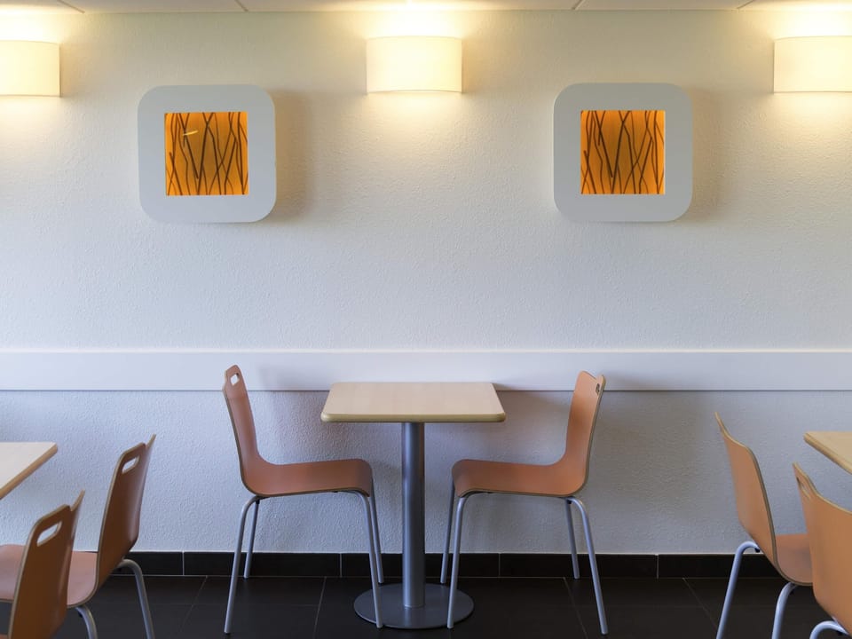 Daily continental breakfast (EUR 8.90 per person)