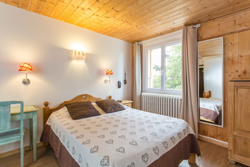 Double Room | In-room safe, desk, soundproofing, iron/ironing board