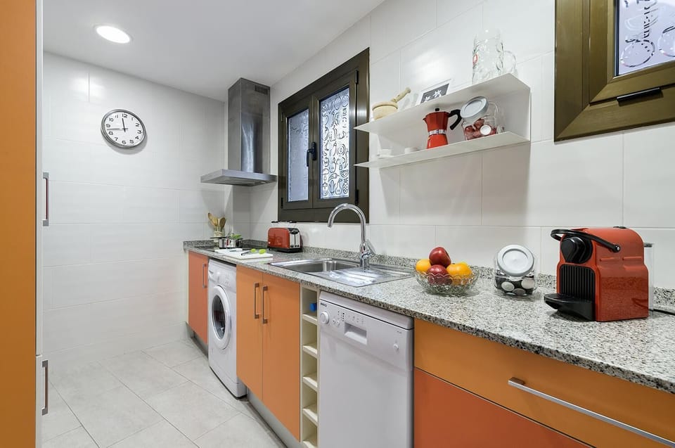 Full-size fridge, microwave, oven, stovetop