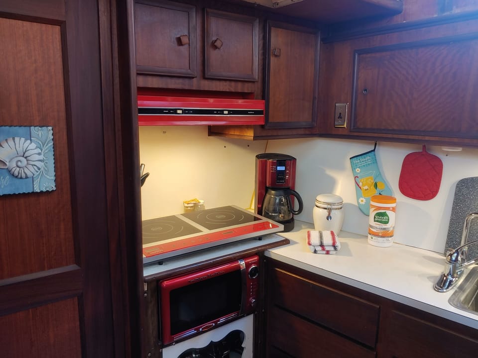 Induction cooking, 3/4 size matching fridge / with freezer