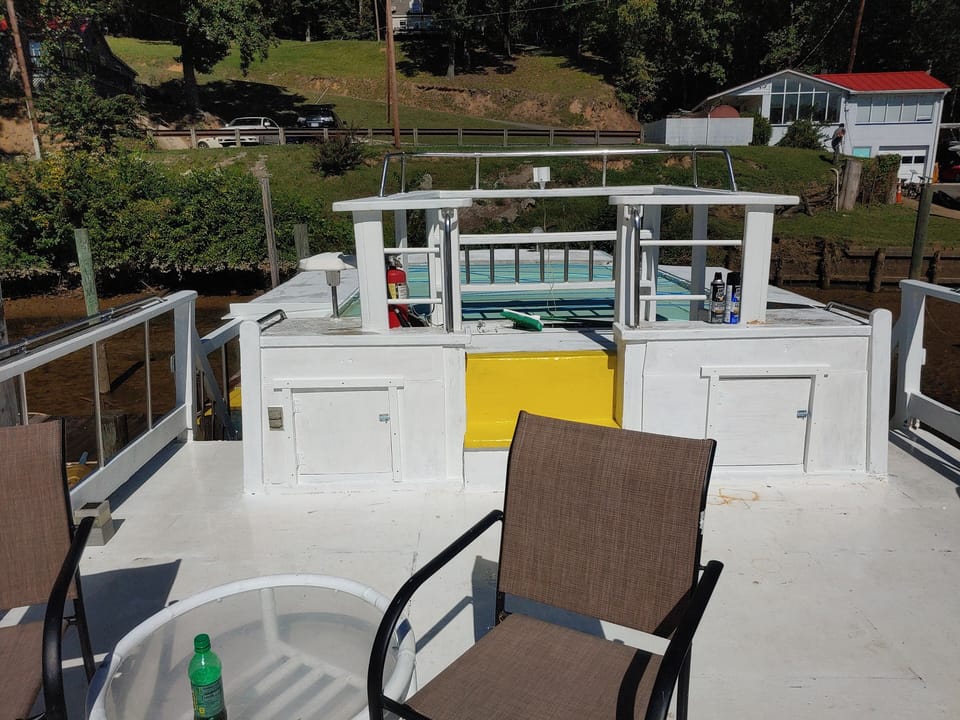 The upper deck with a great river view, coffee, tea, wine sun, star gaze?
