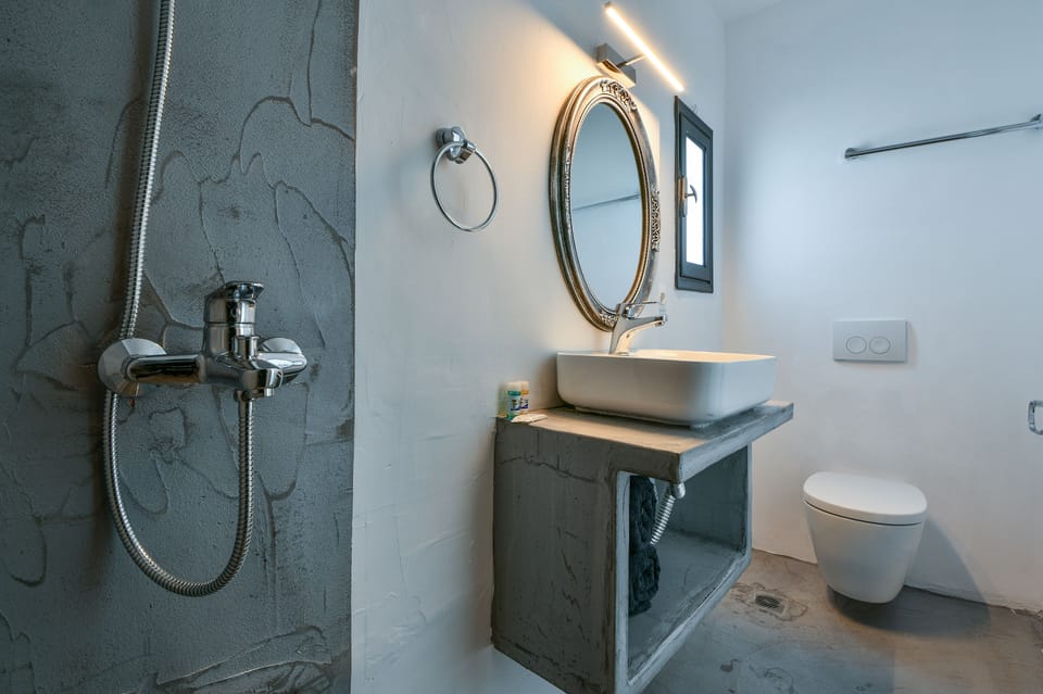 Shower, rainfall showerhead, free toiletries, hair dryer