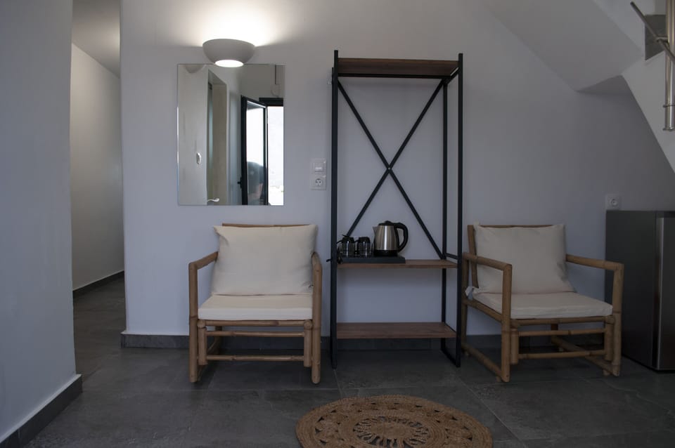 Deluxe Duplex, 1 Queen Bed, Hot Tub, Oceanfront (Suite D) | Egyptian cotton sheets, premium bedding, pillowtop beds, in-room safe