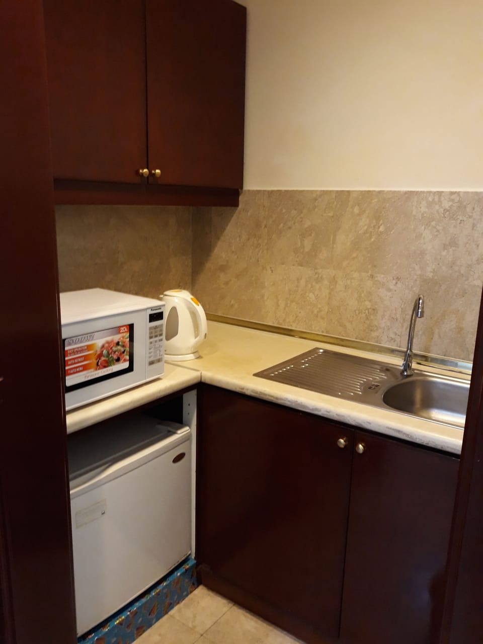 Deluxe Apartment, 1 Bedroom | Private kitchenette | Fridge, microwave, dishwasher, coffee/tea maker