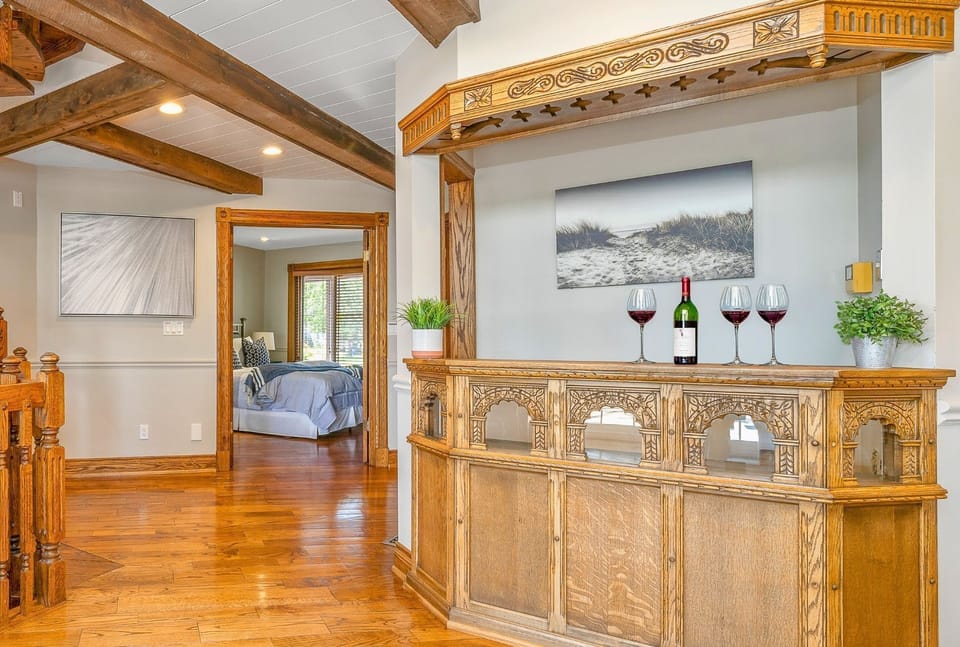 Feeling Gatsby? We got a bar area for your family gathering.