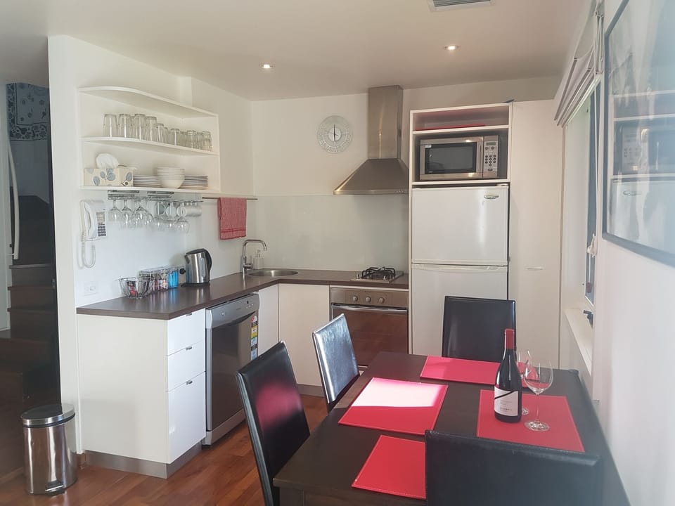 Well equipped kitchen with oven, hotplates and dishwasher