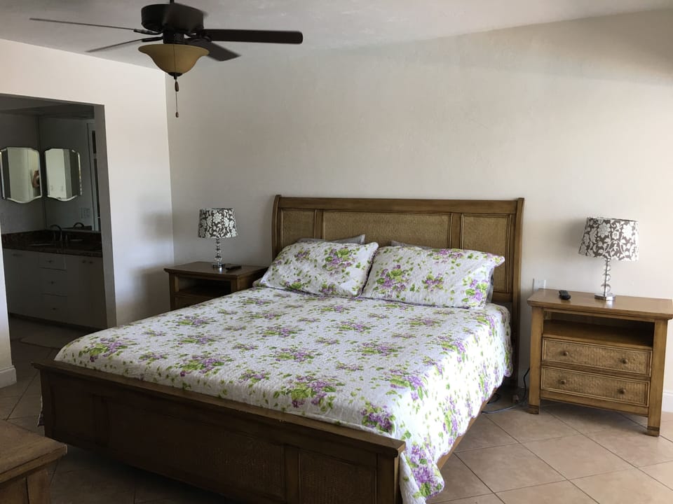 Master bedroom - king bed,32" TV,water view & sliding door to lanai.