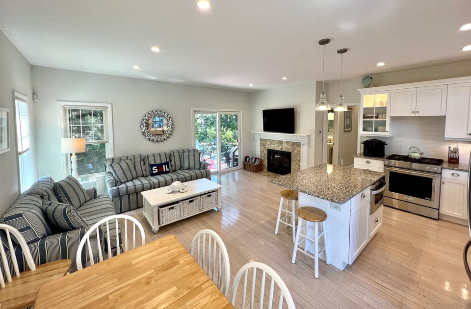 Alternate view: open concept kitchen, dining, and living room area

