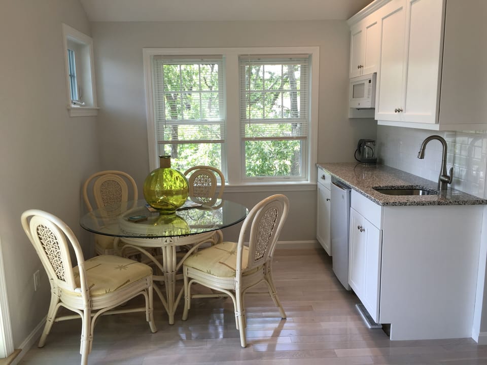 Upper-level wet bar and dining area adjacent to the 2nd-floor master bedroom