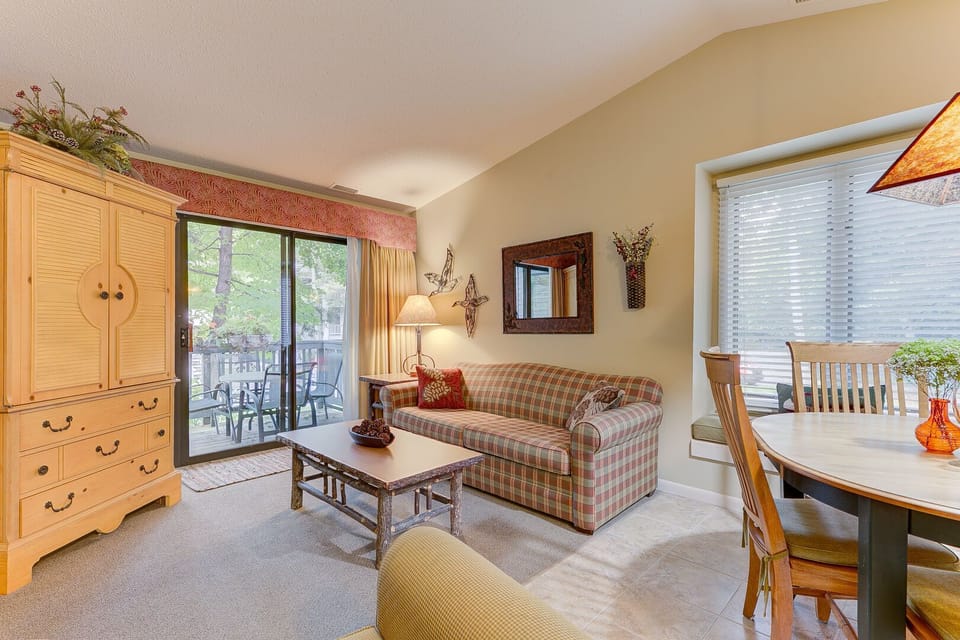 Queen sleeper-sofa, smart-tv, Wi-Fi and cable included!