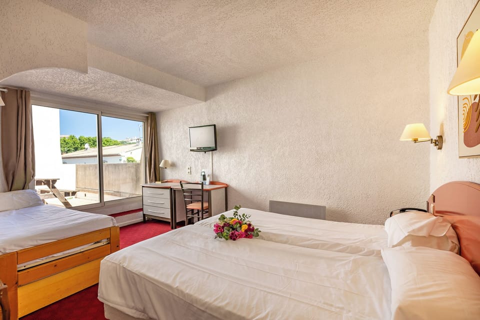 Triple Room | In-room safe, free cribs/infant beds, rollaway beds, free WiFi